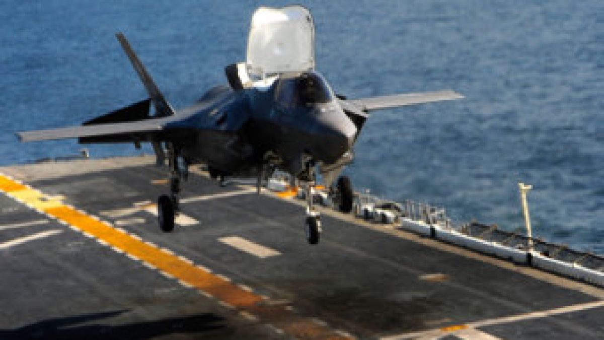 Перспективният изтребител F-35B за първи път кацна на корабна палуба