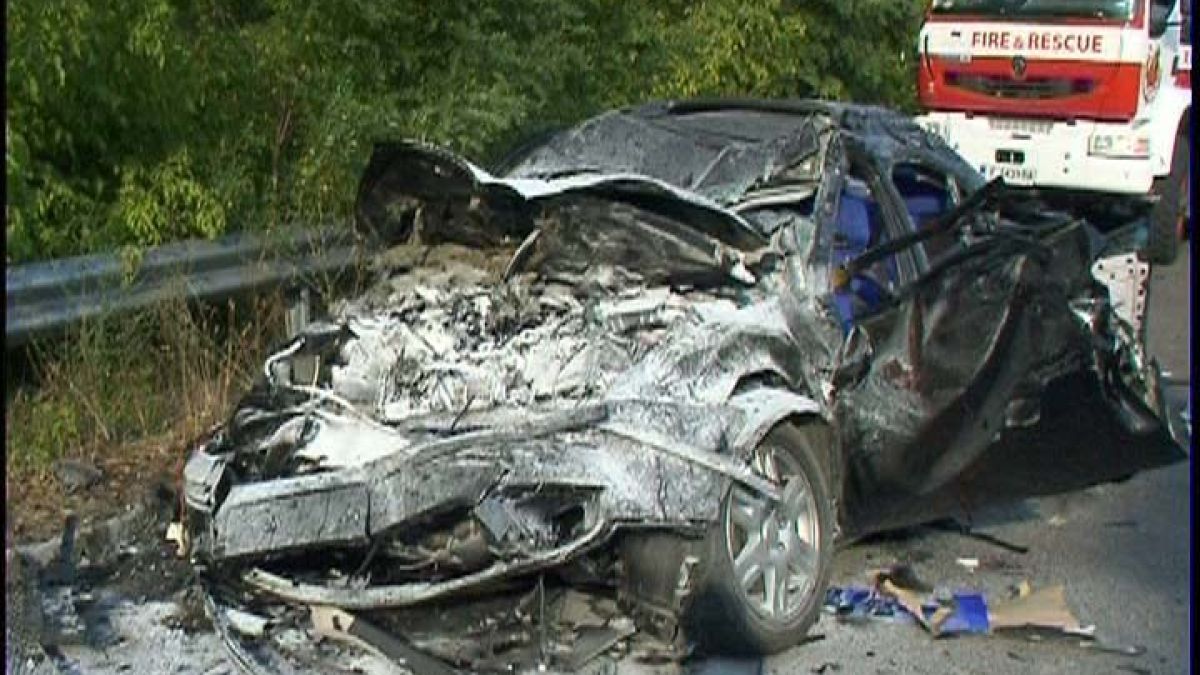 Двама загинаха в зверска катастрофа