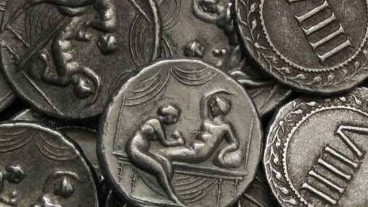 Търновец продава римски монети в парк