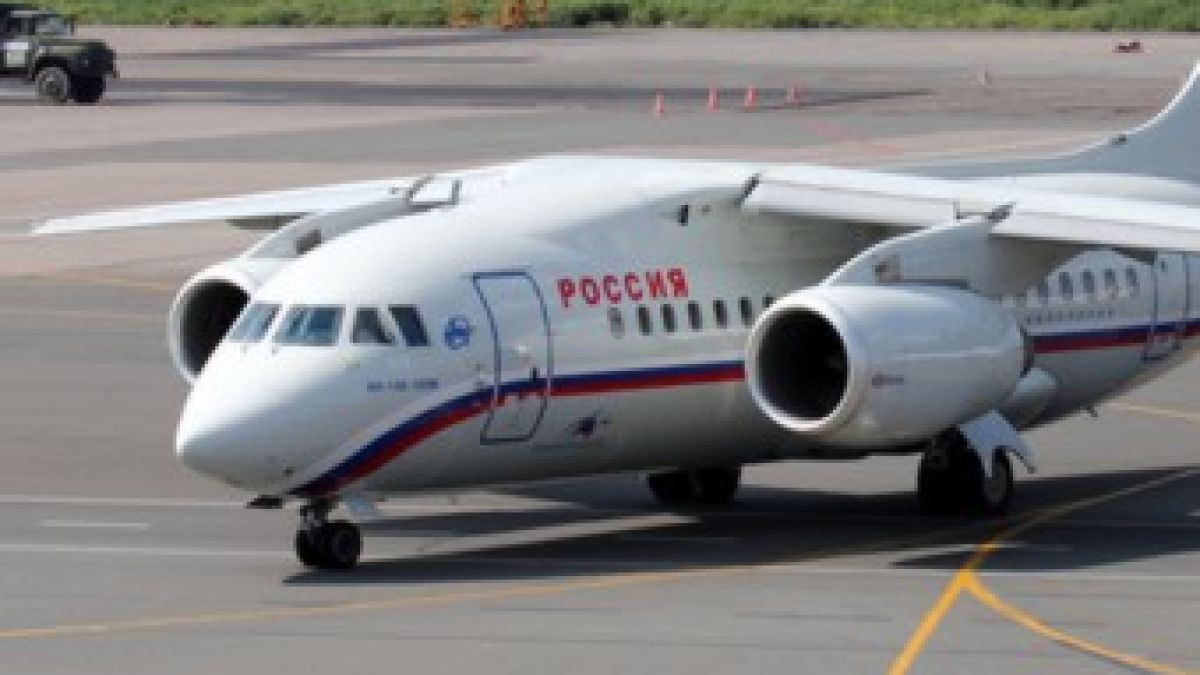 Руски Ан-148 кацна аварийно заради спрял двигател