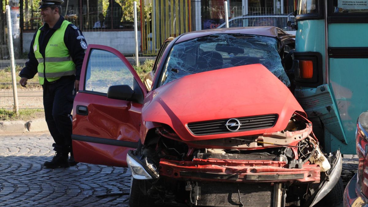 Полицейска кола се заби в автобус за Перник 