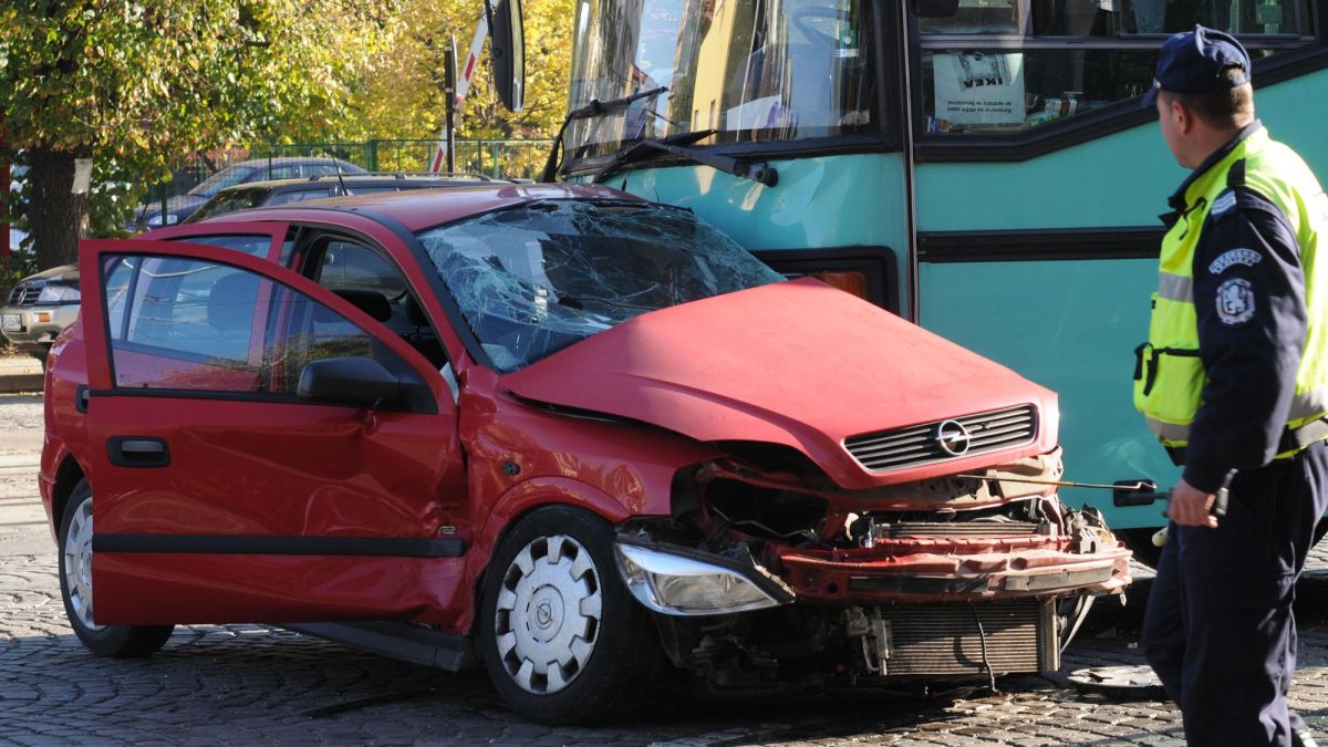 Почина блъсналият се в автобус полицай