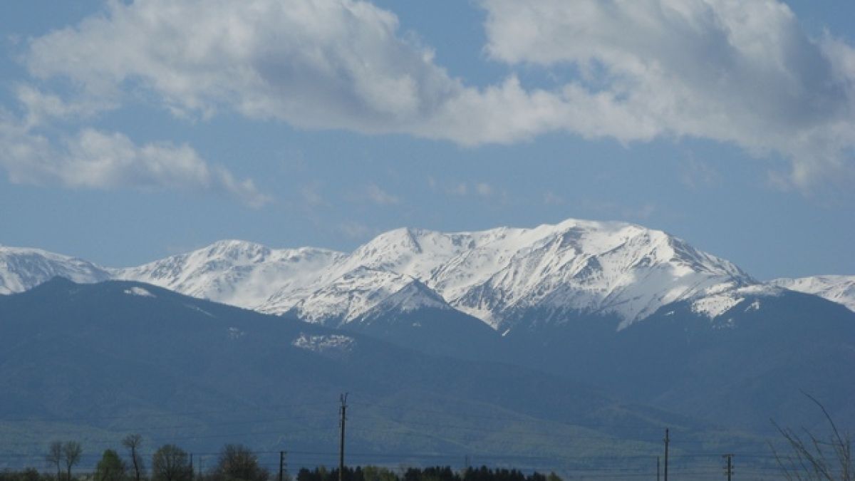 Румънци карат ски по къси гащи през юни