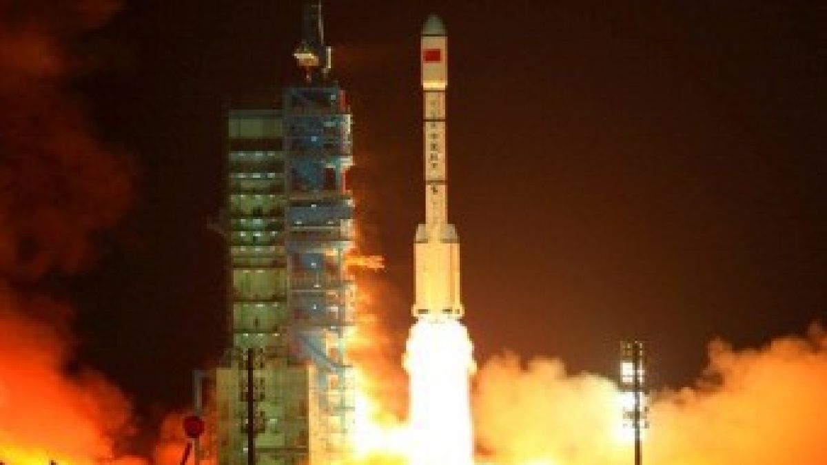 Китайският безпилотен кораб се скачи с космическата станция „Тянгун-1”