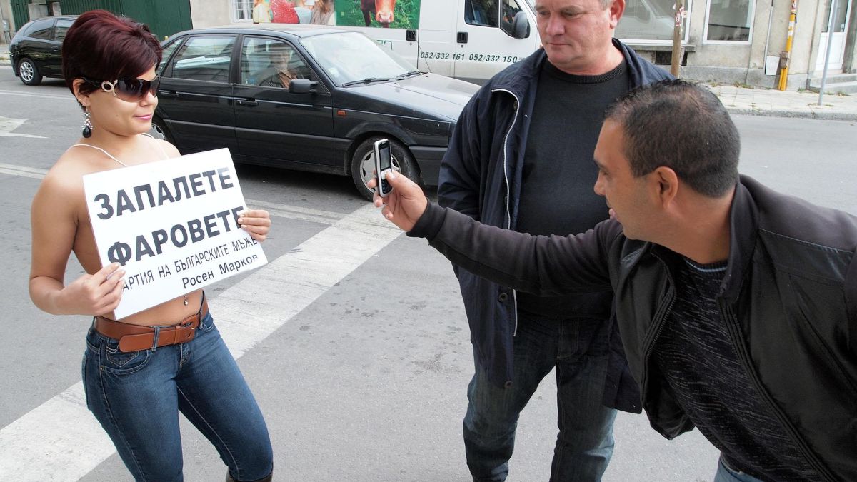 Голи цици палят фарове във Варна