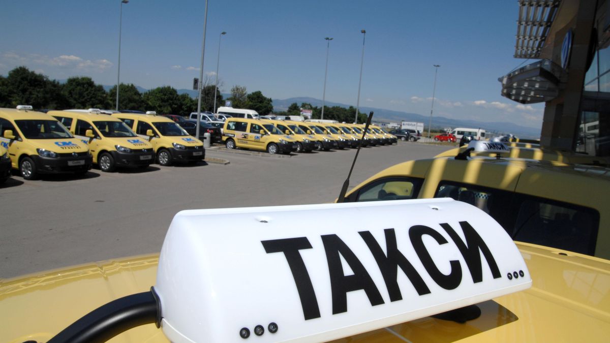 Трима отвличат такси, катастрофират