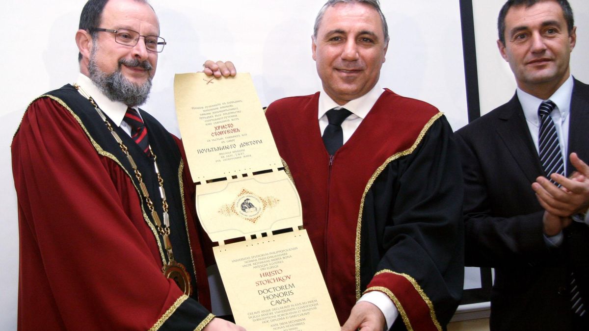 Официалната позиция на ПУ: Стоичков е доктор по причина уважение 
