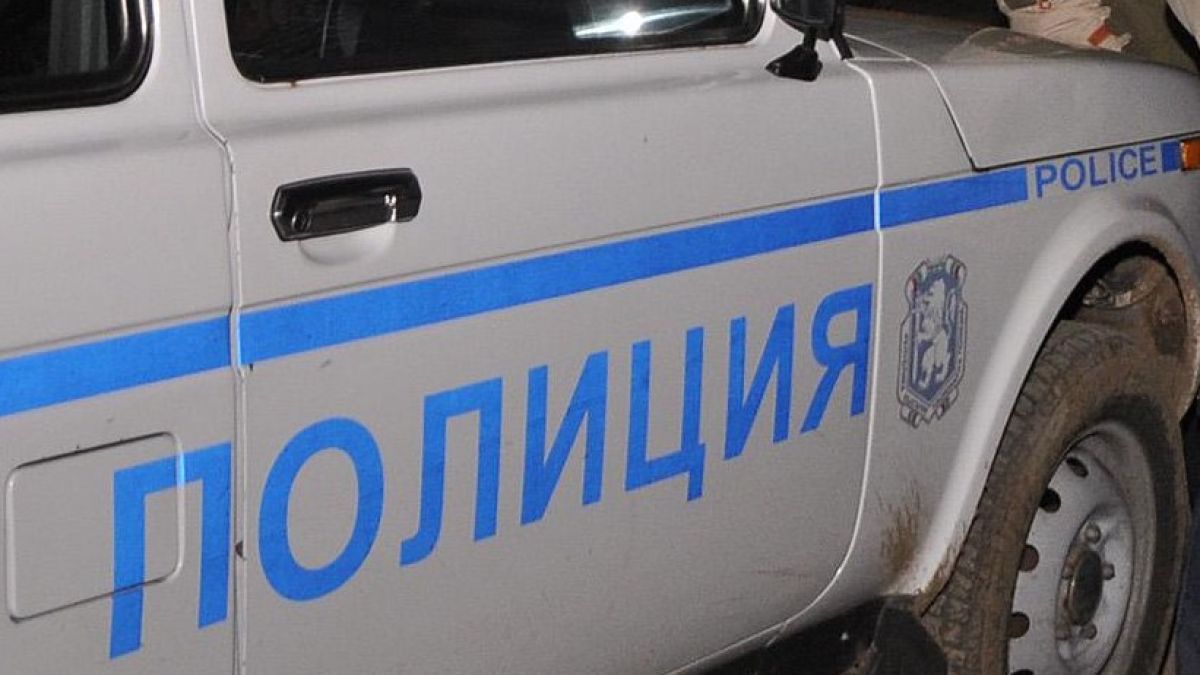 Петима изнасилват 13-годишнa в кола