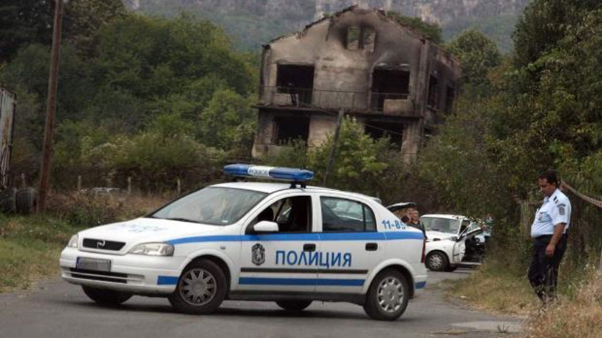 Ученик се обеси в двора на любимата