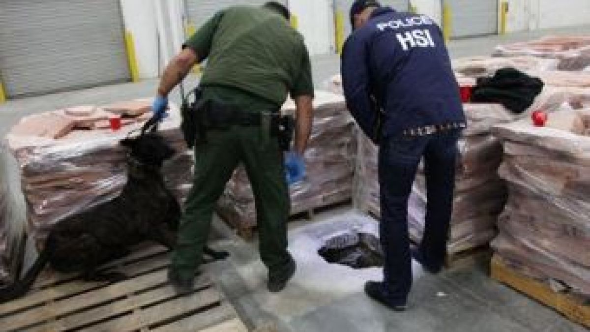 В тунел между Мексико и САЩ намериха над 15 тона марихуана