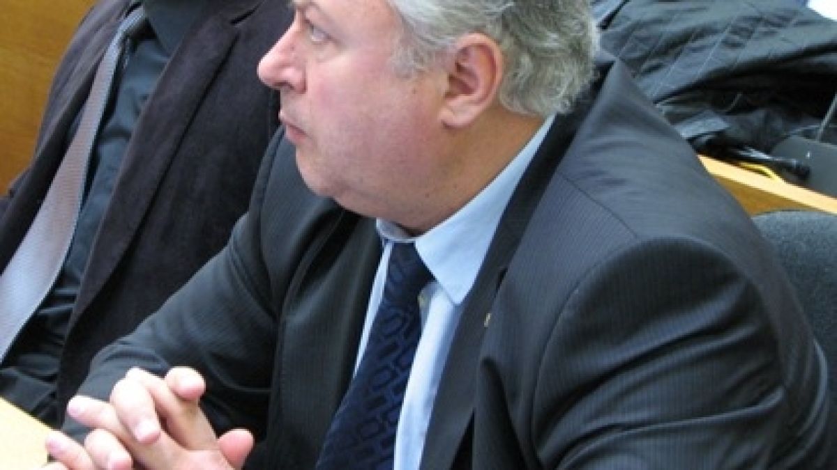 Кмет с маникюр на кутретата