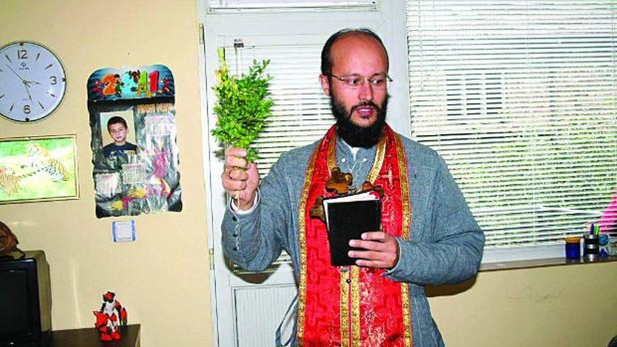 Свещеник предлага молитви във „Фейсбук”