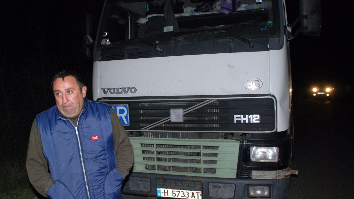 ТИР се обърна при изпреварване