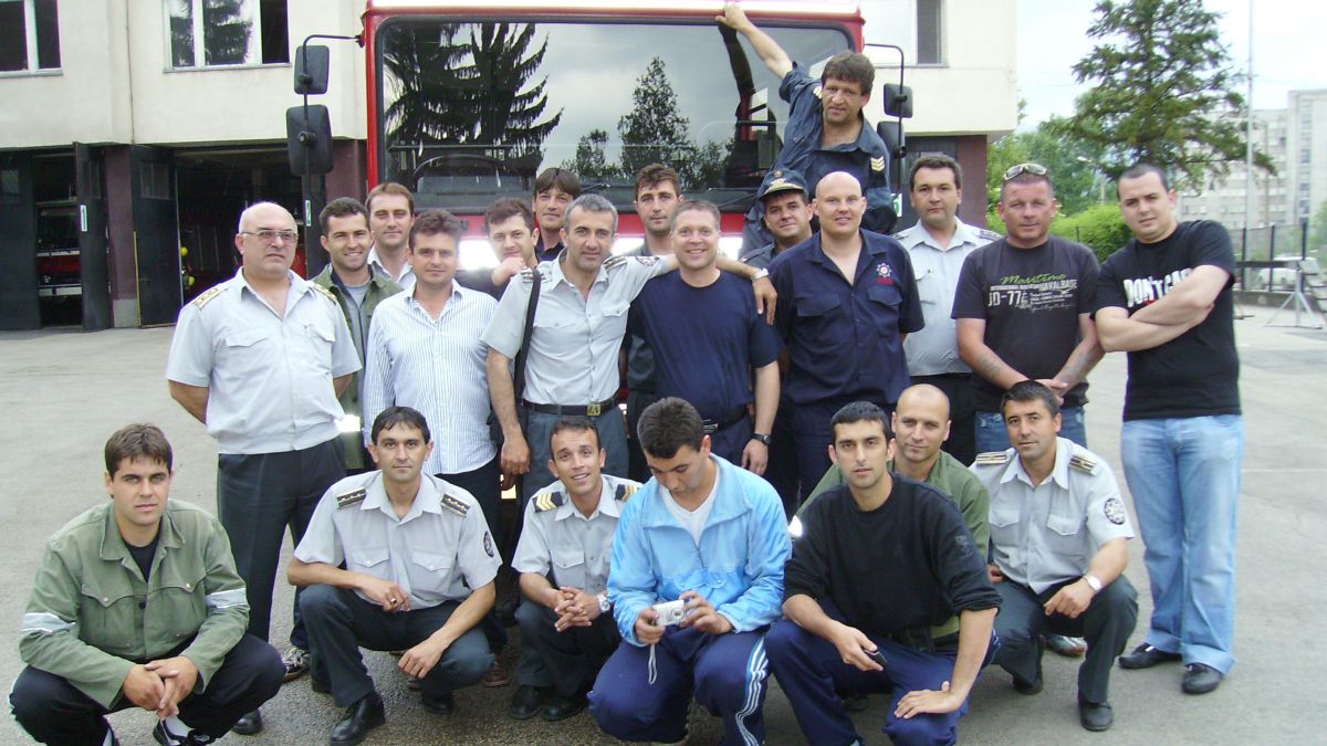 Греда падна върху огнеборец при пожар в Троян