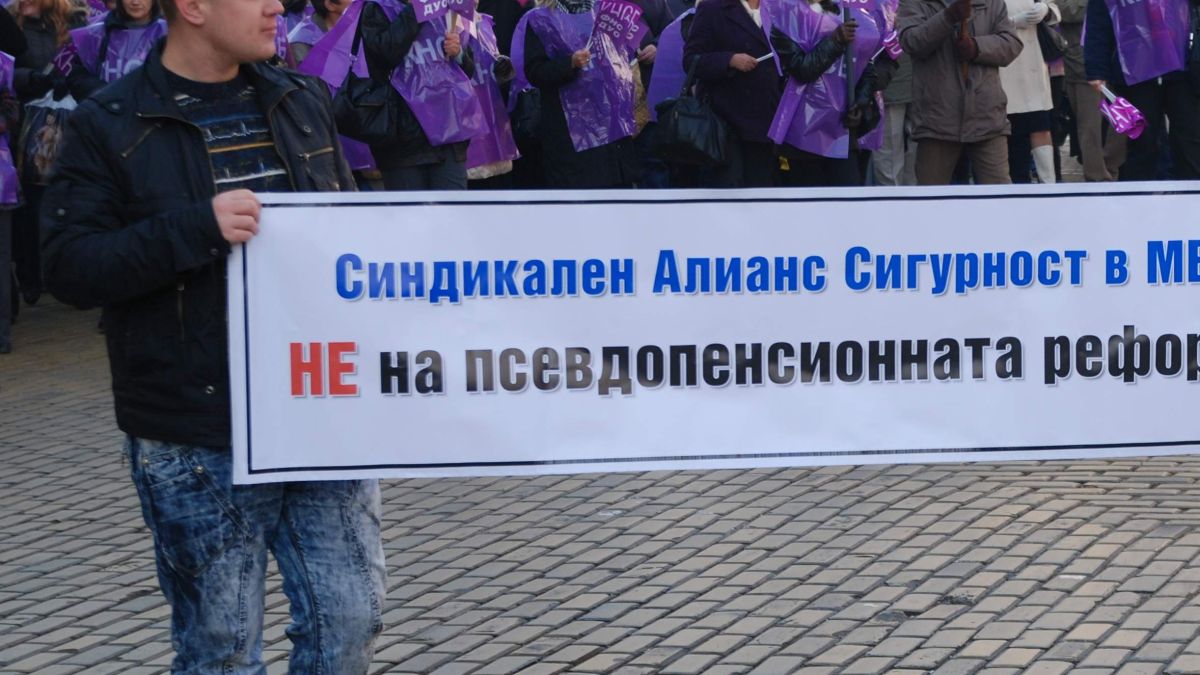 Стачник колабира пред Народното събрание