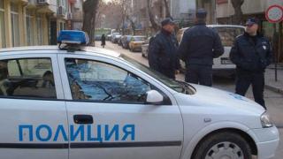 Полицай открит мъртъв в колата си