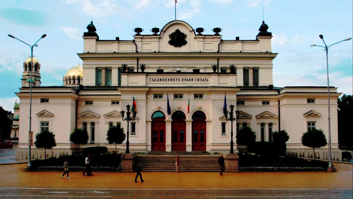 Символи на Дявола вградени в Народното събрание?