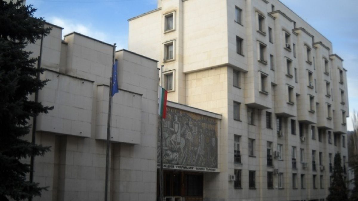 Полицай намерен в колата му с пръснат череп