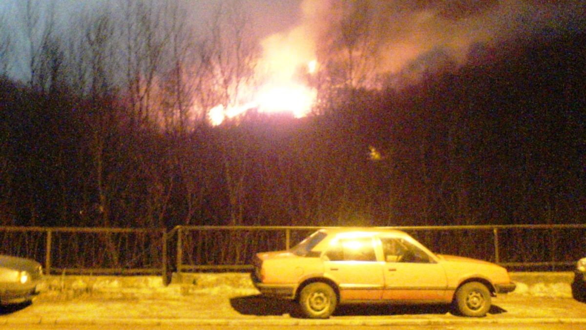 В Балкана огнеборците повикаха на помощ вертолет