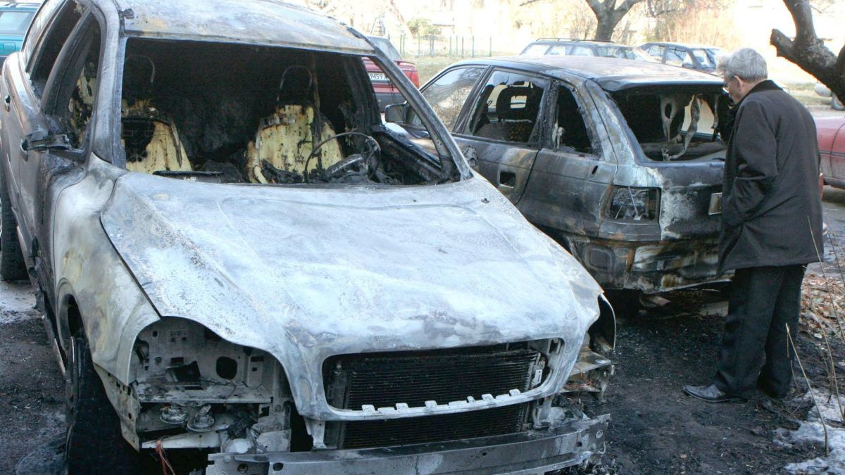 Психолози: Подпалвачът на коли не е пироман 