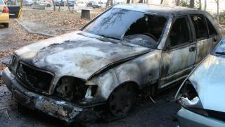 Пироманите обикалят със спортна кола