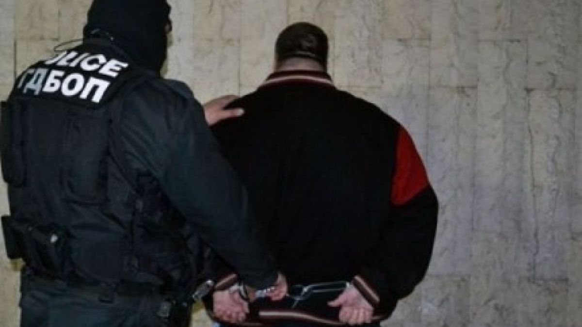 Маскиран напада дистрибутор, той стреля по него
