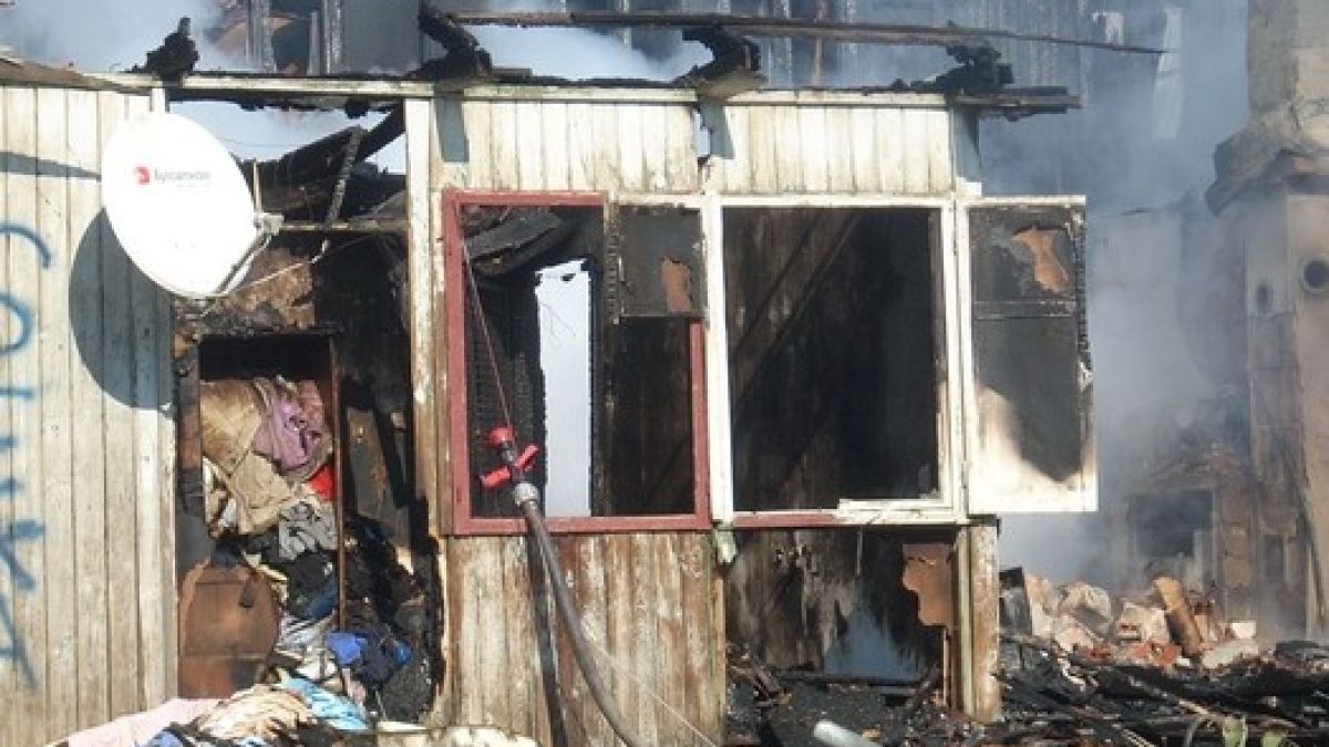 Пожар изпепели рибарски бараки
