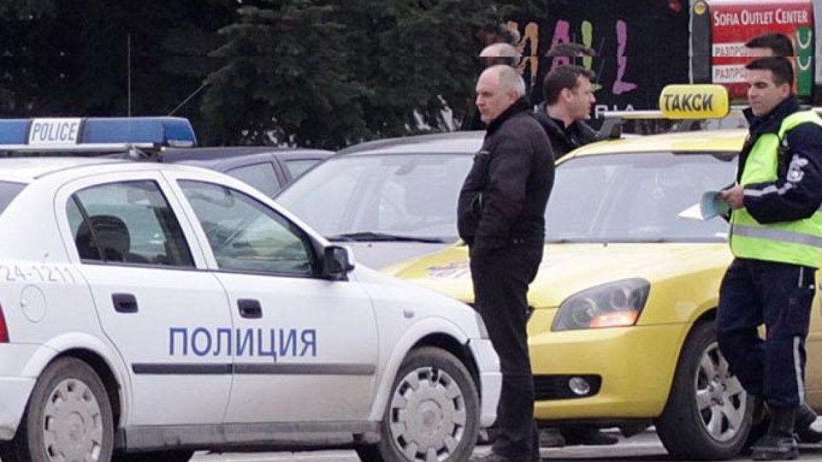 Мъж нападна с нож таксиметрова шофьорка