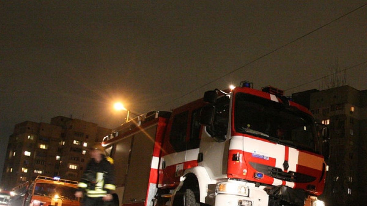 Таксиметров автомобил горя в Бургаско 