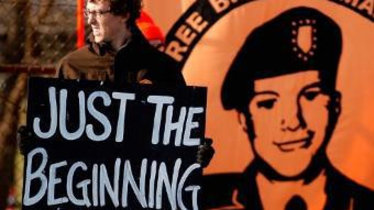 Информаторът на WikiLeaks застана пред съда