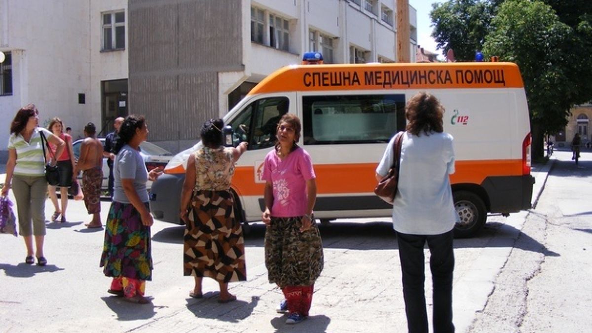 Роми удариха полицай с паве