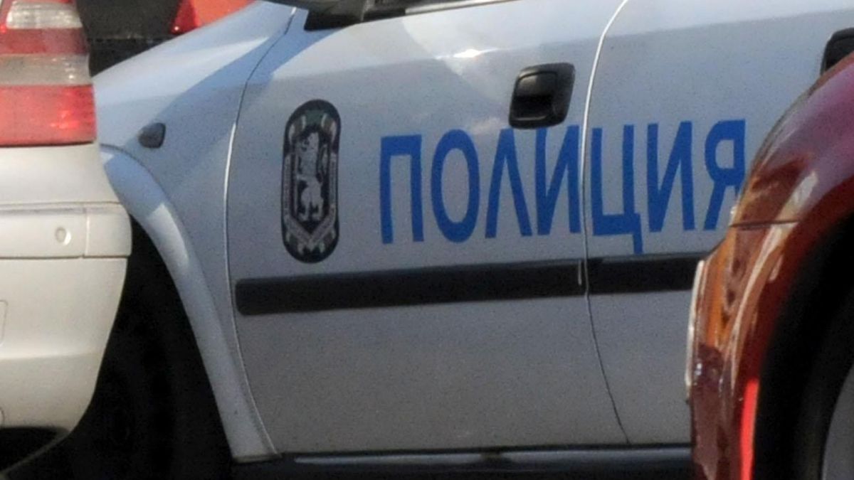 Полицаи търсят дрога, конфискуват оръжие