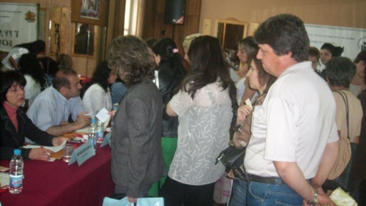 294 000 души са загубили работата си през 2011 г. 