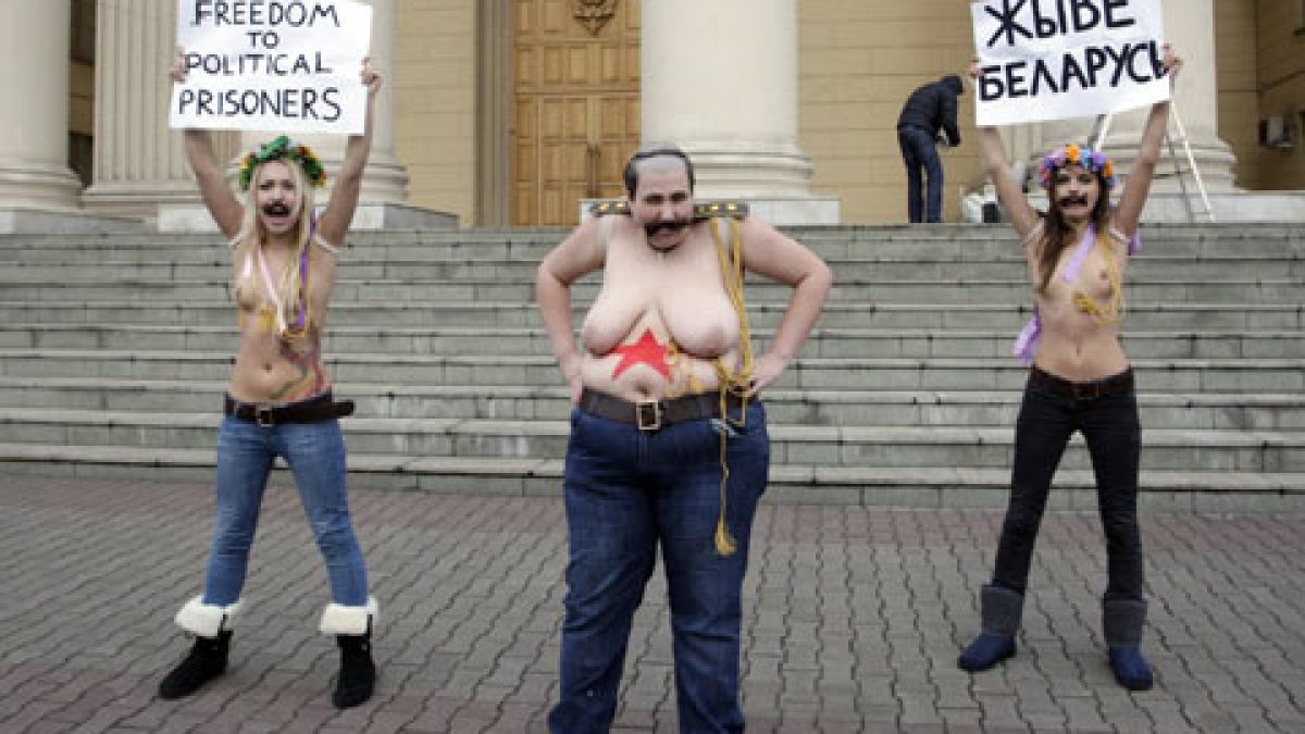 Арестуват журналисти на гол протест срещу Лукашенко 