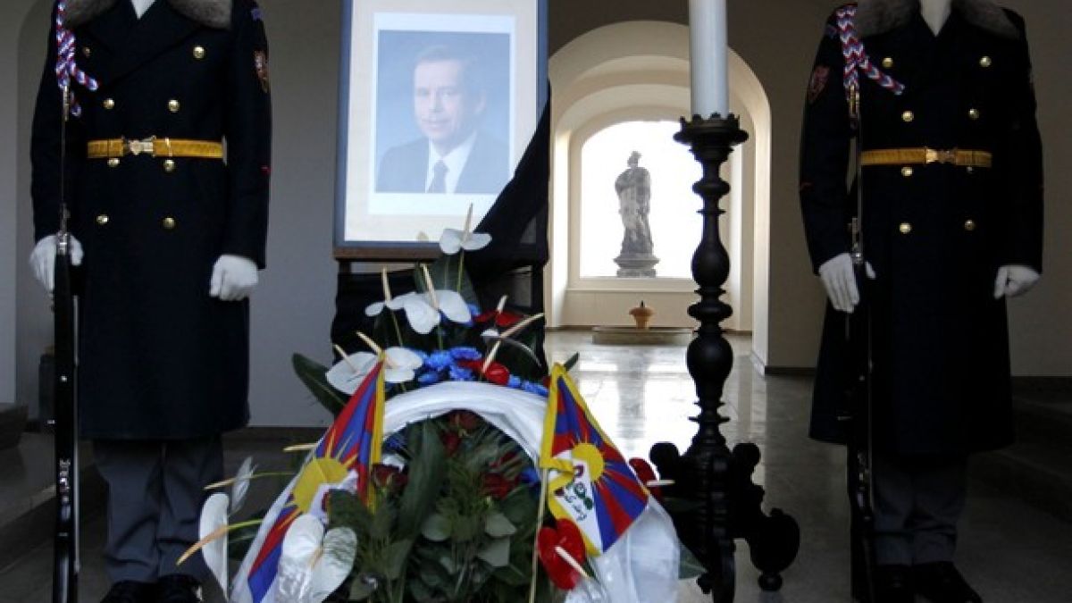 Хиляди се редят пред ковчега на Вацлав Хавел