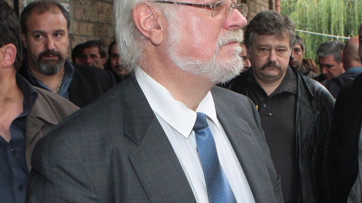 Константин Тренчев скочи на църквата 