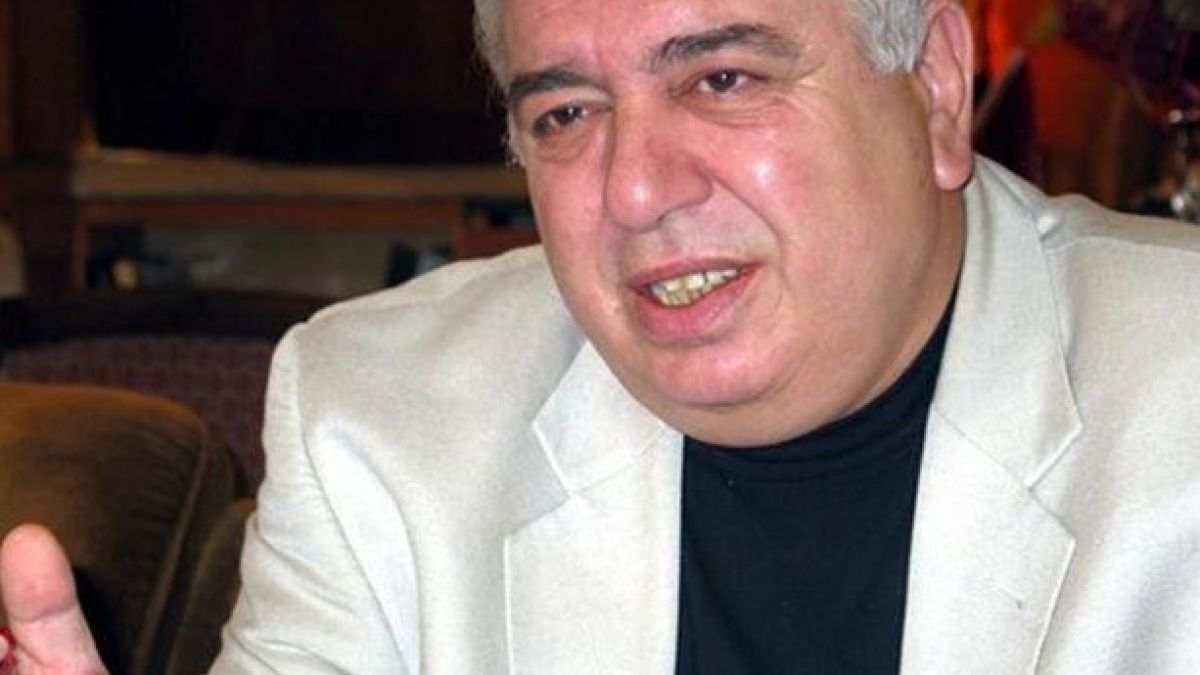 Първанов награждава на изпроводяк бившия ректор на УНСС