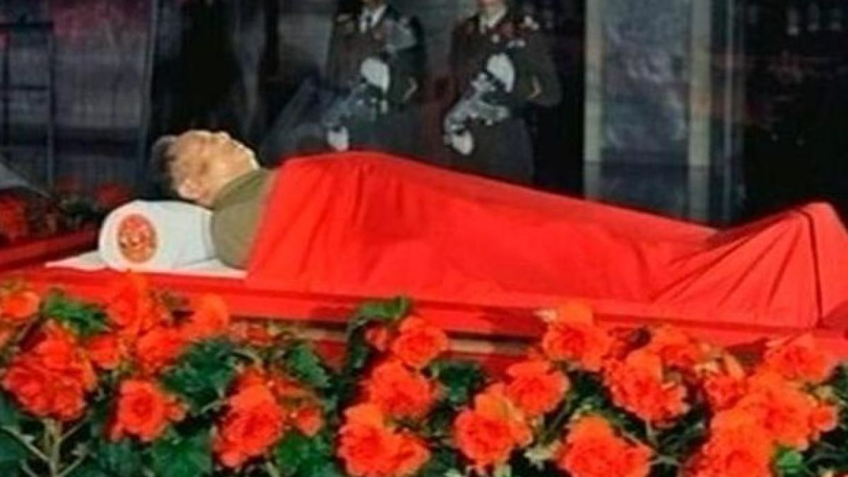 Балсамират тялото на Ким Чен Ир