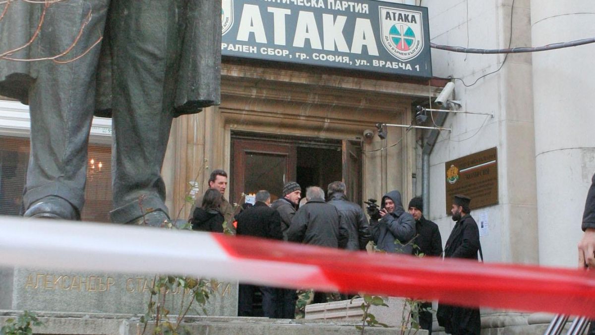Няма бомба в “Атака”, сборът започна
