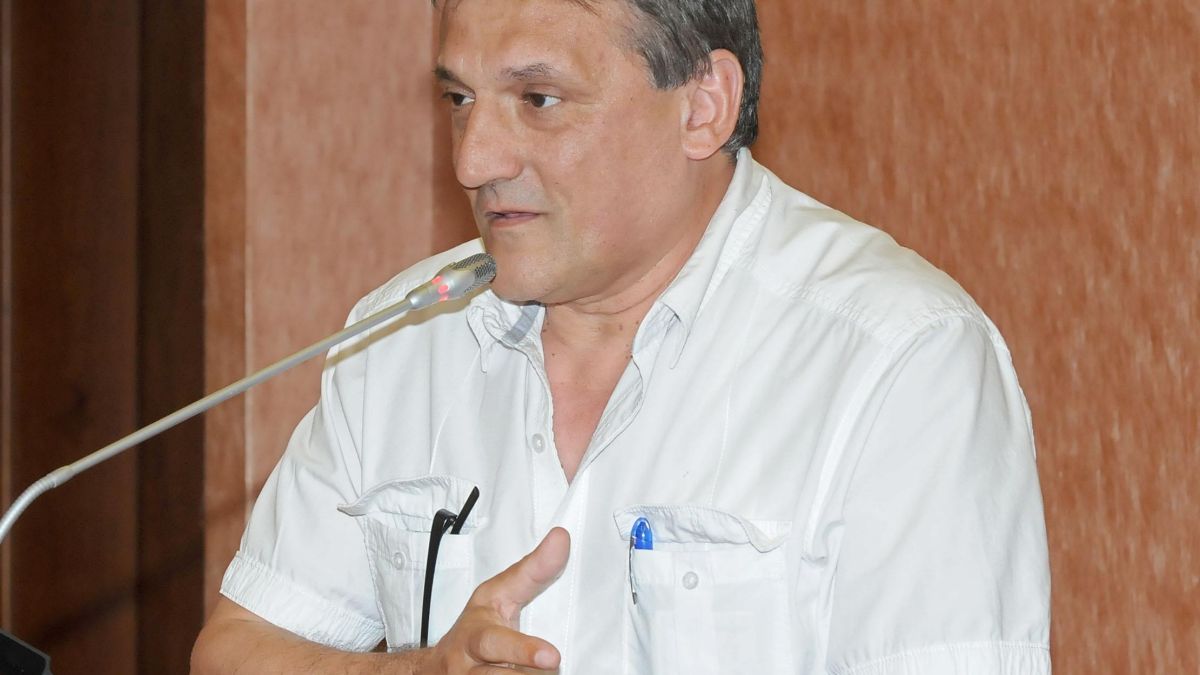 Петър Диков осиновява крокодил