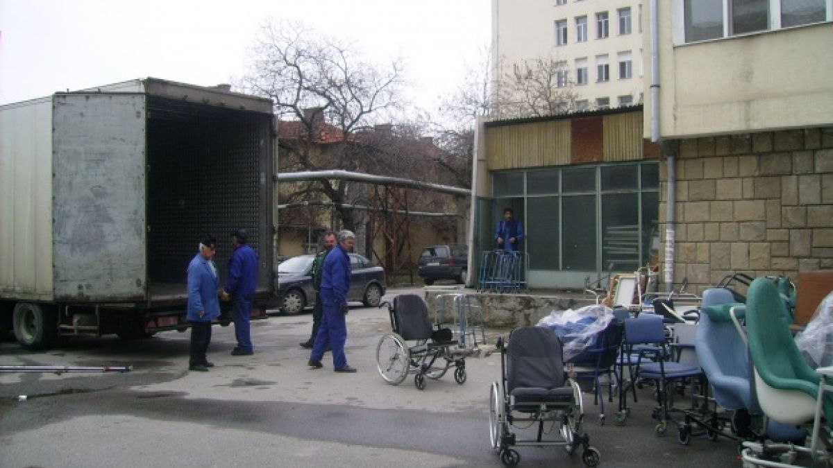 Пиян мъж заспа на пътя, блъсна го кола