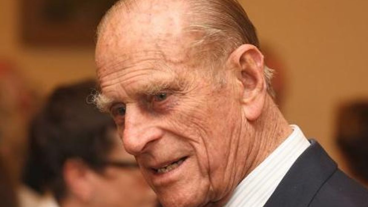 Принц Филип остава в болница на Коледа