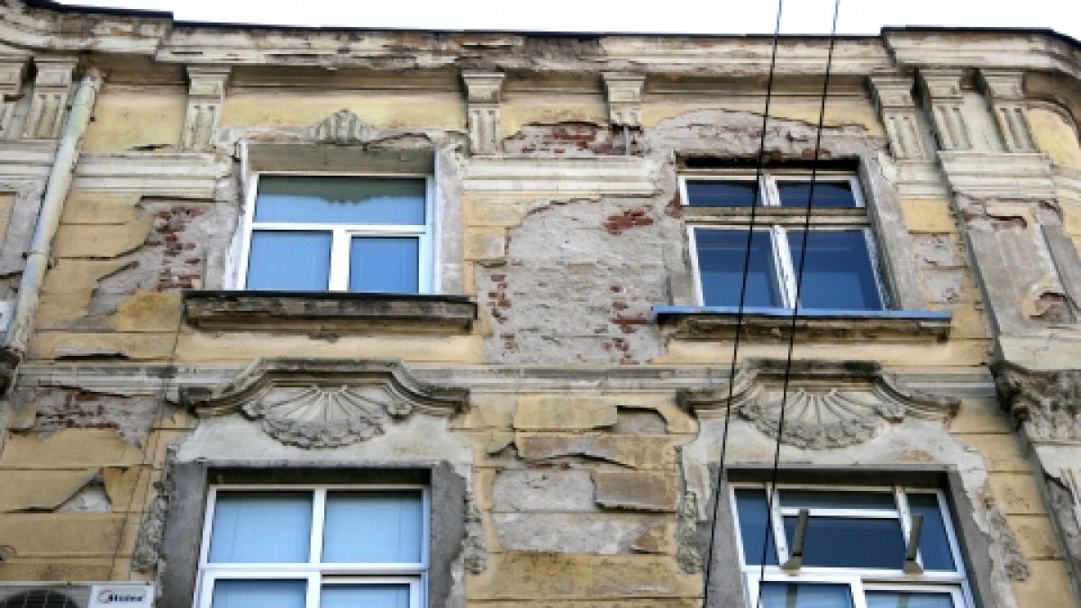 Падаща мазилка разби черепа на младеж
