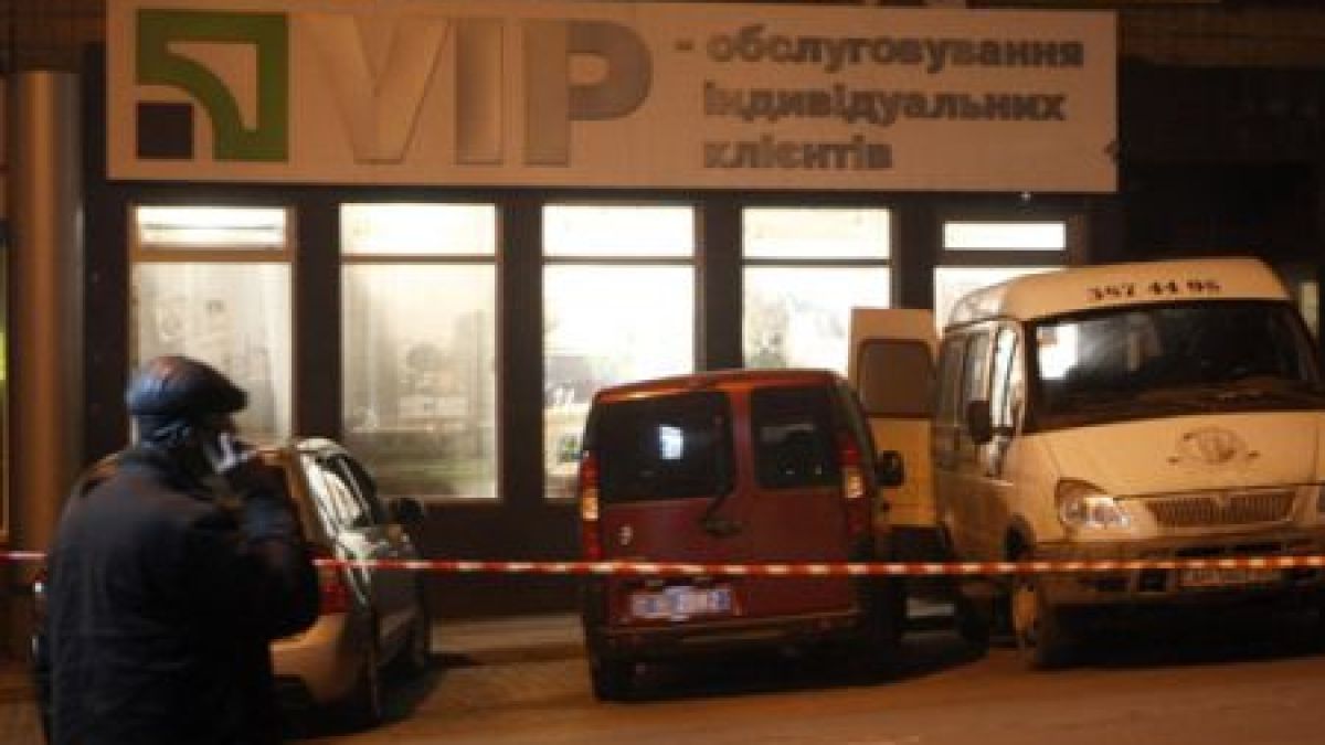 Пипнаха обирджиите, убили петима в банка 