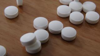 "Зловеща игра кой ще изпие повече": Лекарите бият аларма за опасното предизвикателство с парацетамол