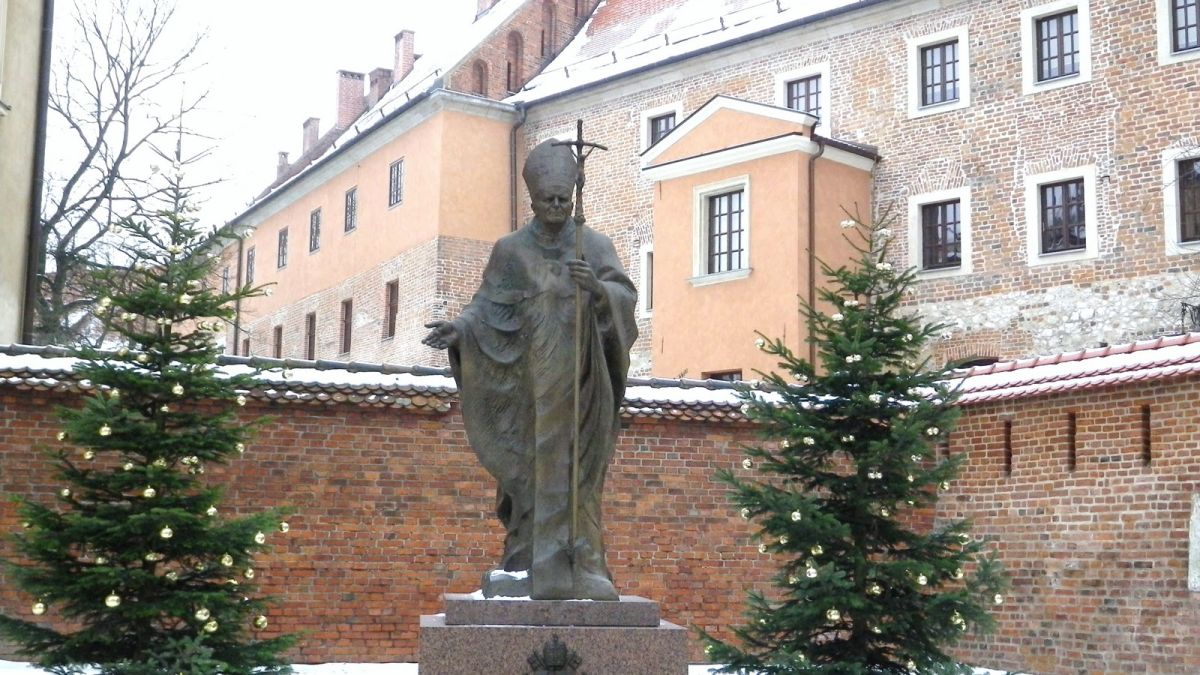 Вандали обезглавиха статуя на папа Йоан Павел ІІ