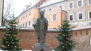 Вандали обезглавиха статуя на папа Йоан Павел ІІ