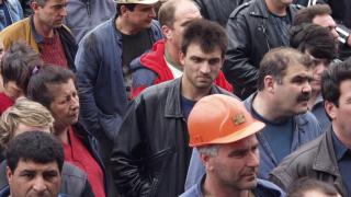 50 миньори напуснаха работа в Мадан