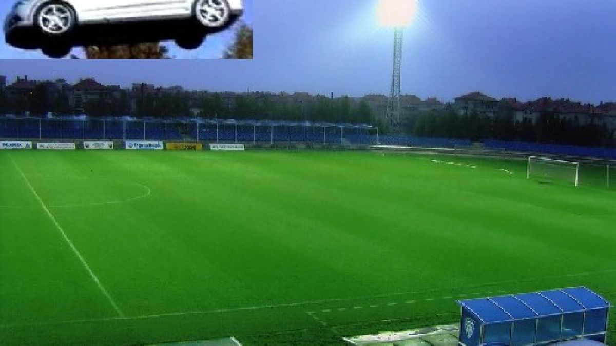 Кола прелетя оградата на стадиона в Каварна