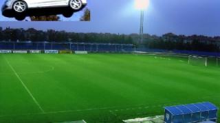Кола прелетя оградата на стадиона в Каварна
